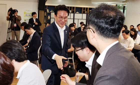 인사하는 김민석 총리