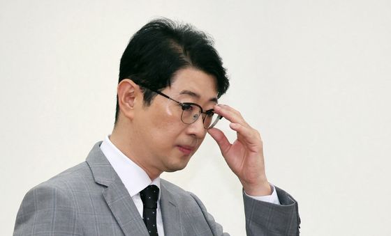 회의 참석하는 주진우 위원장