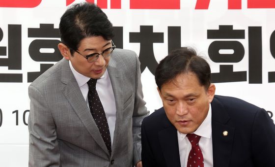 대화 나누는 주진우·김태규