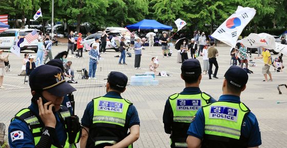 '18일째' 이어지는 잠실 개표소 봉쇄 시위