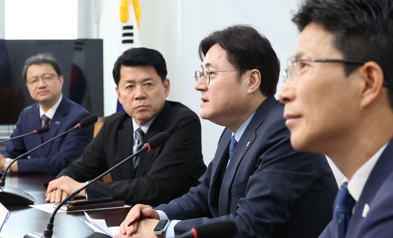 인사말하는 홍익표 정무수석