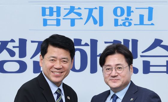 인사하는 김준형 원내대표·홍익표 정무수석