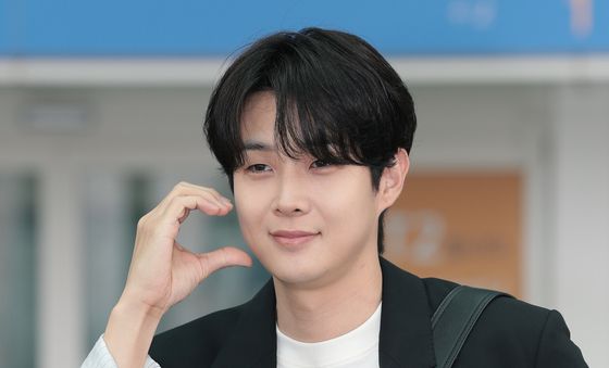 최우식, 사랑스러운 볼 하트