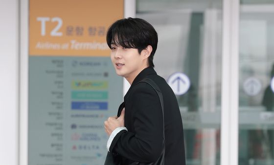 최우식, 출국