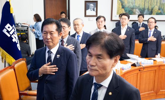 국기에 대한 경례하는 정청래 민주당 대표와 참석자들