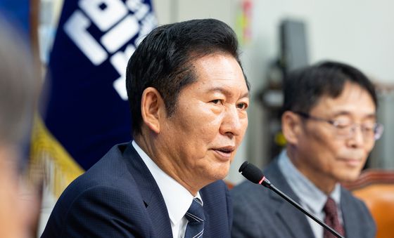국제정세 토론회 인사말하는 정청래 대표