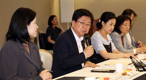 학부모와 교육진담 간담회 갖는 최교진 장관