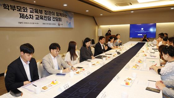 교육진담 간담회 모두 발언하는 최교진 장관