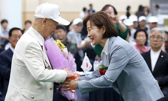 참전유공자 표창하는 정은주 달성군 부군수