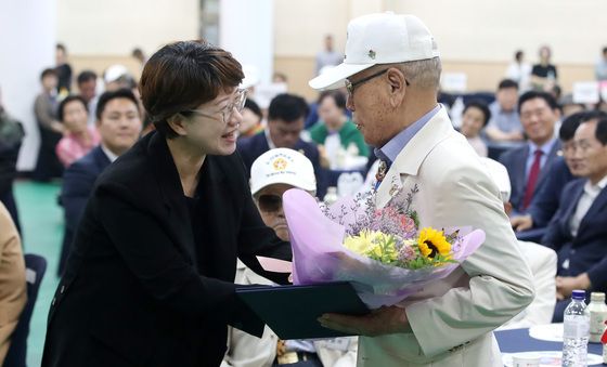 참전유공자 표창하는 정은주 김은영 달성군의회 의장