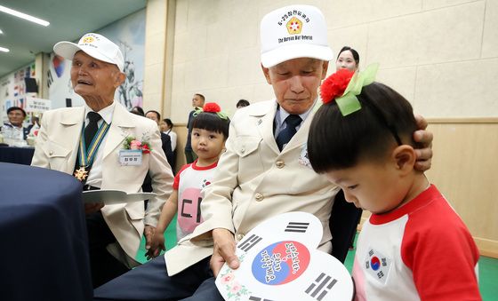 "할아버지, 이 나라 지켜주셔서 고맙습니다"