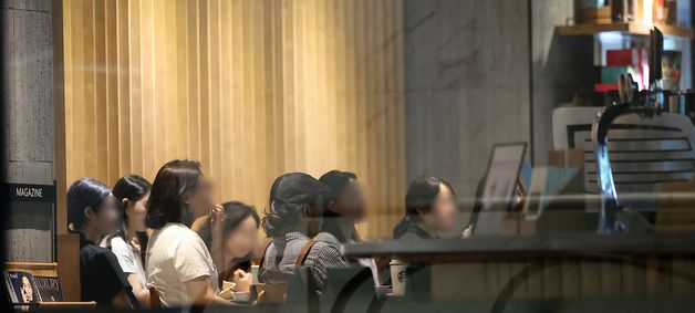 스타벅스, 매장 조기 폐점…'역사 교육 듣는 직원들'