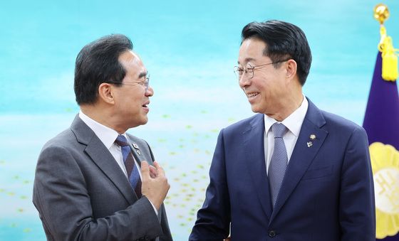 조정식 국회의장 예방하는 박홍근 장관