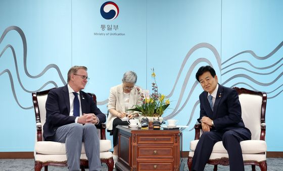 독일 연방의회 하원 부의장과 대화하는 정동영 장관