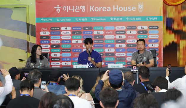 취재진 질문에 답하는 이한범