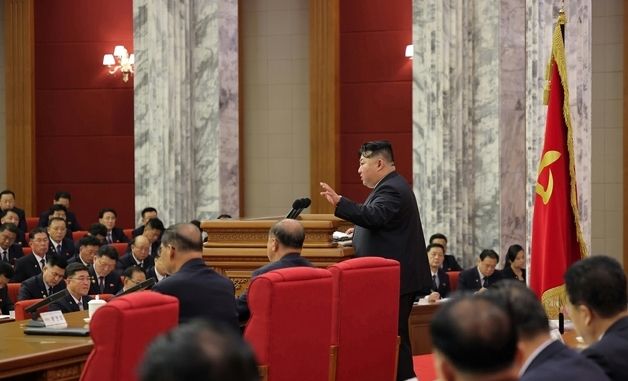 김정은 "한국은 가장 적대적인 국가…대적투쟁 원칙 견지"
