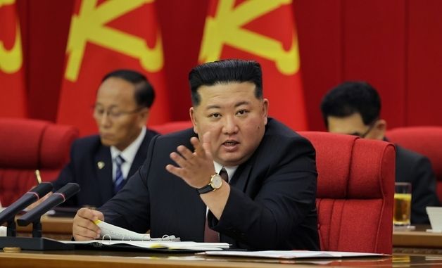 김정은 "1만톤급 전략유도탄순양함 건조 박차…해군력 강화"