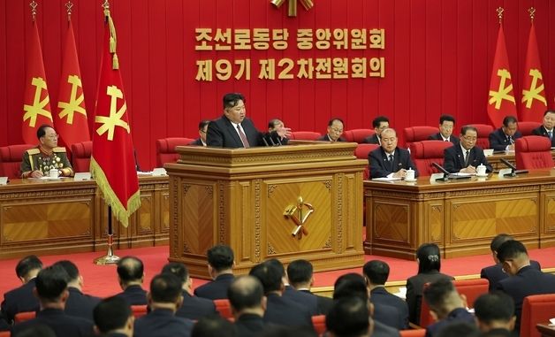 김정은 "강력한 자위적 억제력 확대강화…위협에 공세적 대응"