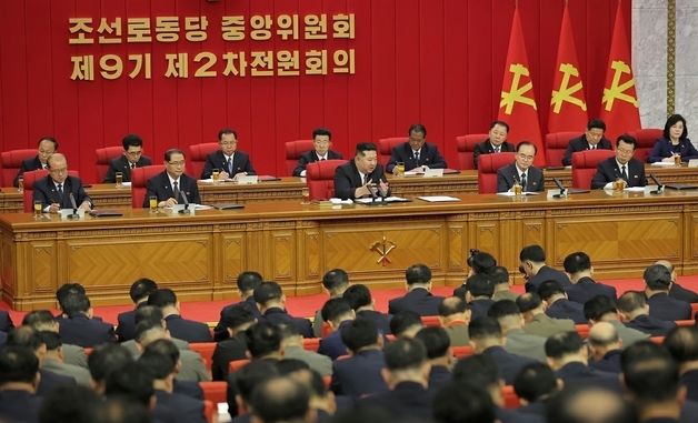 김정은 "한국은 가장 적대적인 국가"…'핵보유국' 주장 견지
