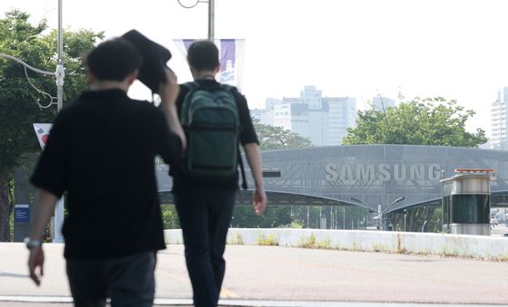 성과급 갈등에 삼성전자 DX 직원들 '검은 옷 출근'