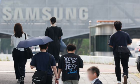 검은 옷 입고 출근하는 삼성전자 DX부문 직원들