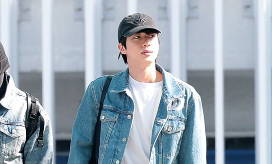 진, 청청으로 멋낸 공항 패션