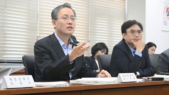 제3차 일자리 전담반 회의 주재하는 이형일 차관