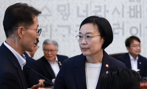 김진오 저출산고령사회위부위원장과 대화하는 한성숙 총리 후보자