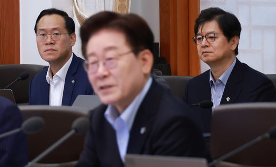 국무회의 참석한 한찬식·성기홍 수석