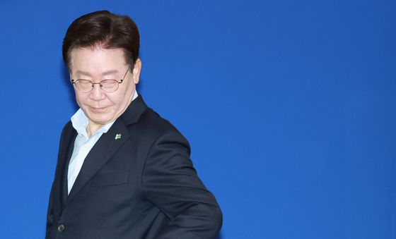 국무회의 참석하는 이재명 대통령