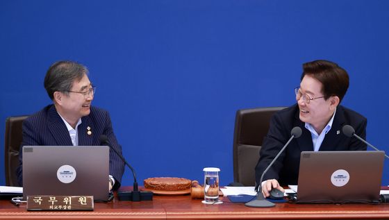 조현 외교부 장관과 대화하는 이재명 대통령