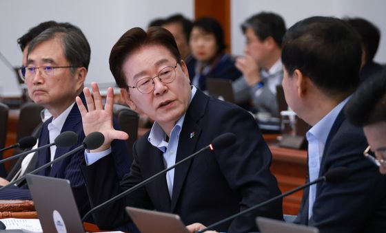구윤철 부총리와 대화하는 이재명 대통령