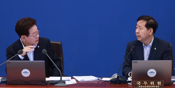 구윤철 부총리와 대화하는 이재명 대통령