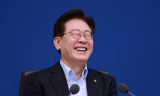 미소 짓는 이재명 대통령