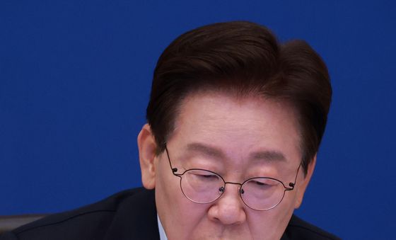 자료 보는 이재명 대통령