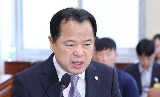 업무 보고하는 위철환 직무대행