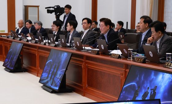 K-방산 관련 정책 홍보 영상 시청하는 이재명 대통령