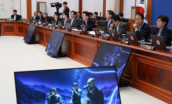 이재명 대통령, K-방산 관련 정책 홍보 영상 시청