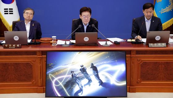 이재명 대통령, K-방산 관련 정책 홍보 영상 시청