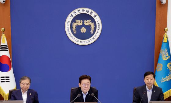 이재명 대통령, K-방산 관련 정책 홍보 영상 시청