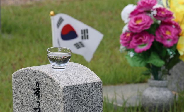 묘비 위 올려진 술 한잔