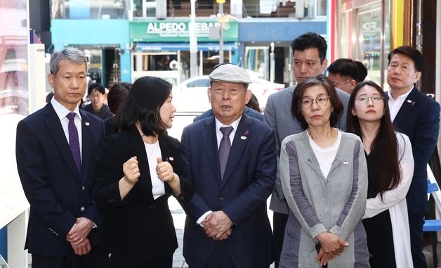 이태원참사 당시 상황 설명 듣는 송두환 신임 특조위원장