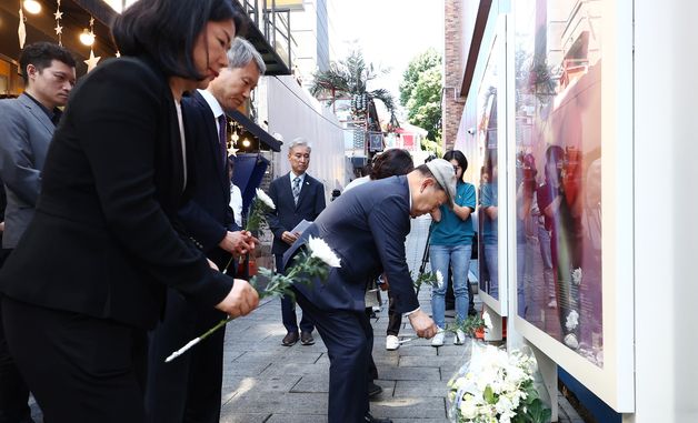 이태원참사 현장서 헌화하는 송두환 신임 특조위원장