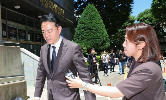 심문 마친 홍정도 중앙그룹 부회장