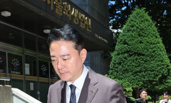 회생법원에서 나와 이동하는 홍정도 부회장