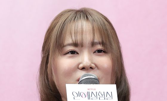 인사말 하는 찰스엔터