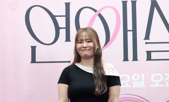 찰스엔터, 빛나는 미소