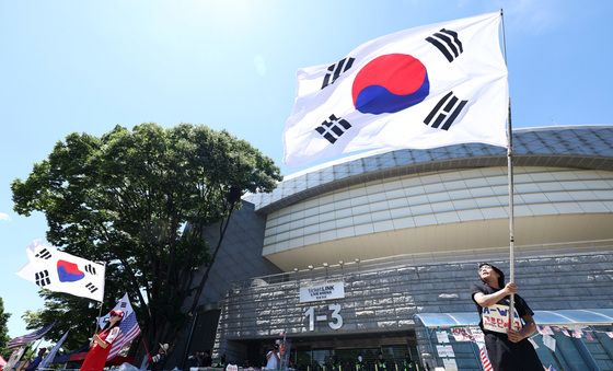 잠실 개표소 앞 점령한 시위대