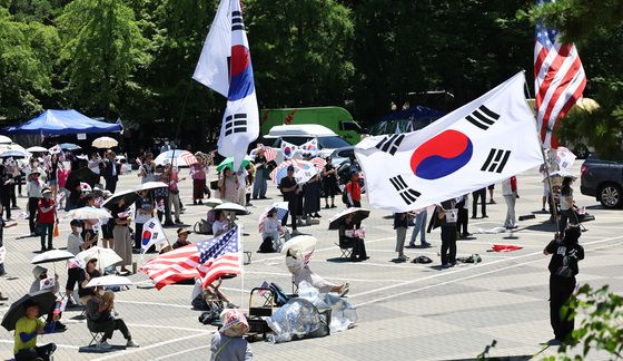 이어지는 개표소 봉쇄 시위