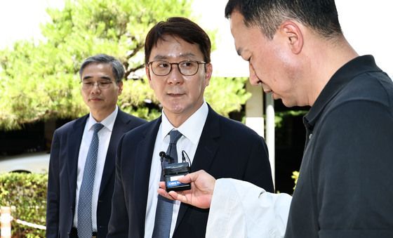 답변하는 전진배 JTBC 대표이사